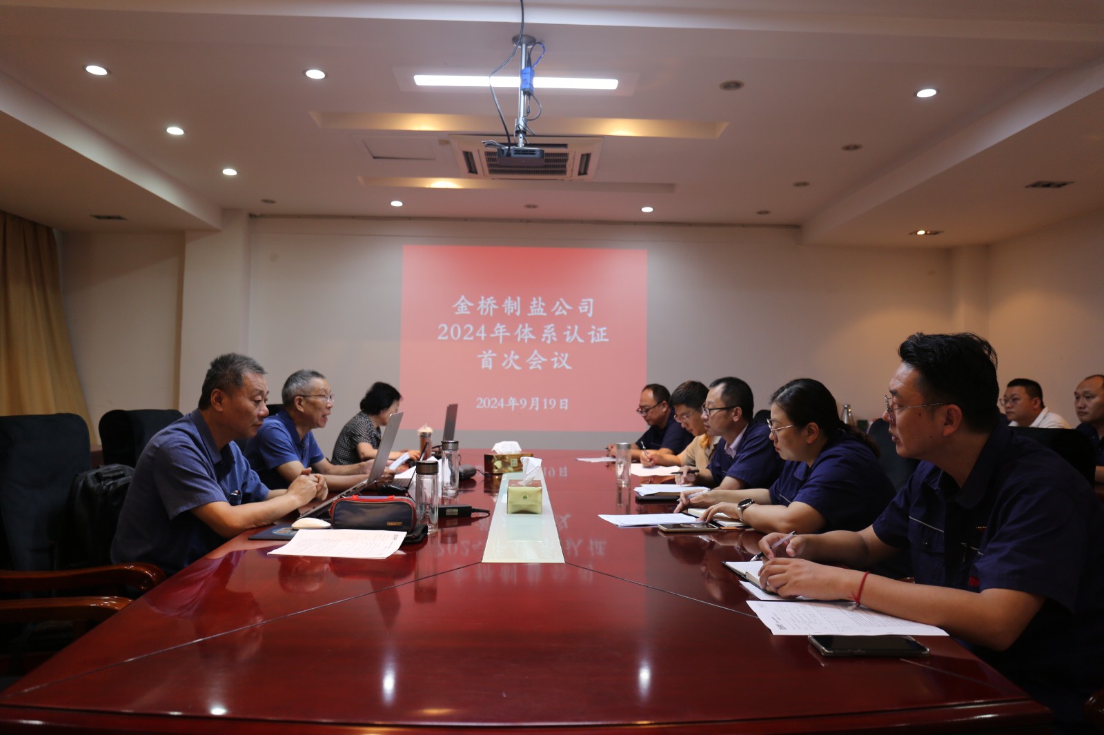 近日，金橋制鹽公司通過北京世標(biāo)認(rèn)證中心審核，給予食品安全管理體系、環(huán)境管理體系和職業(yè)健康安全管理體系認(rèn)證“保持認(rèn)證資格”的監(jiān)督審核結(jié)論，給予質(zhì)量管理體系認(rèn)證“再次注冊”的再認(rèn)證審核結(jié)論。通過審核，是對公司精細(xì)化管理成果的檢驗(yàn)，促進(jìn)公司內(nèi)控管理水平持續(xù)提升。（李曉月）